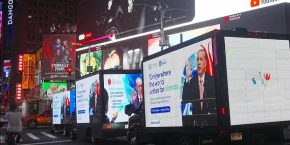 Cumhurbaşkanı Erdoğan’ın Dünya Barışı Mesajları Times Meydanı’ndaki Ekranlarda Yer Aldı