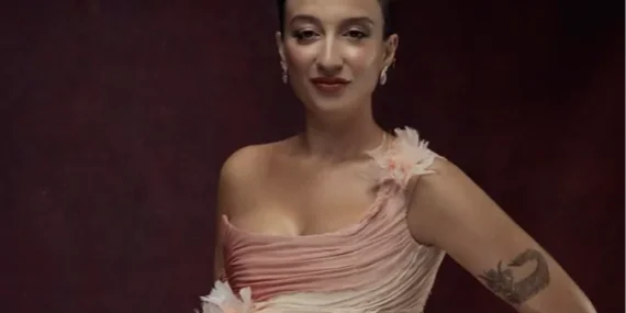 Melike Şahin’in Yeni Şarkısı “Ölmem Ölemem” Müzik Listelerinde Zirveye Oynuyor