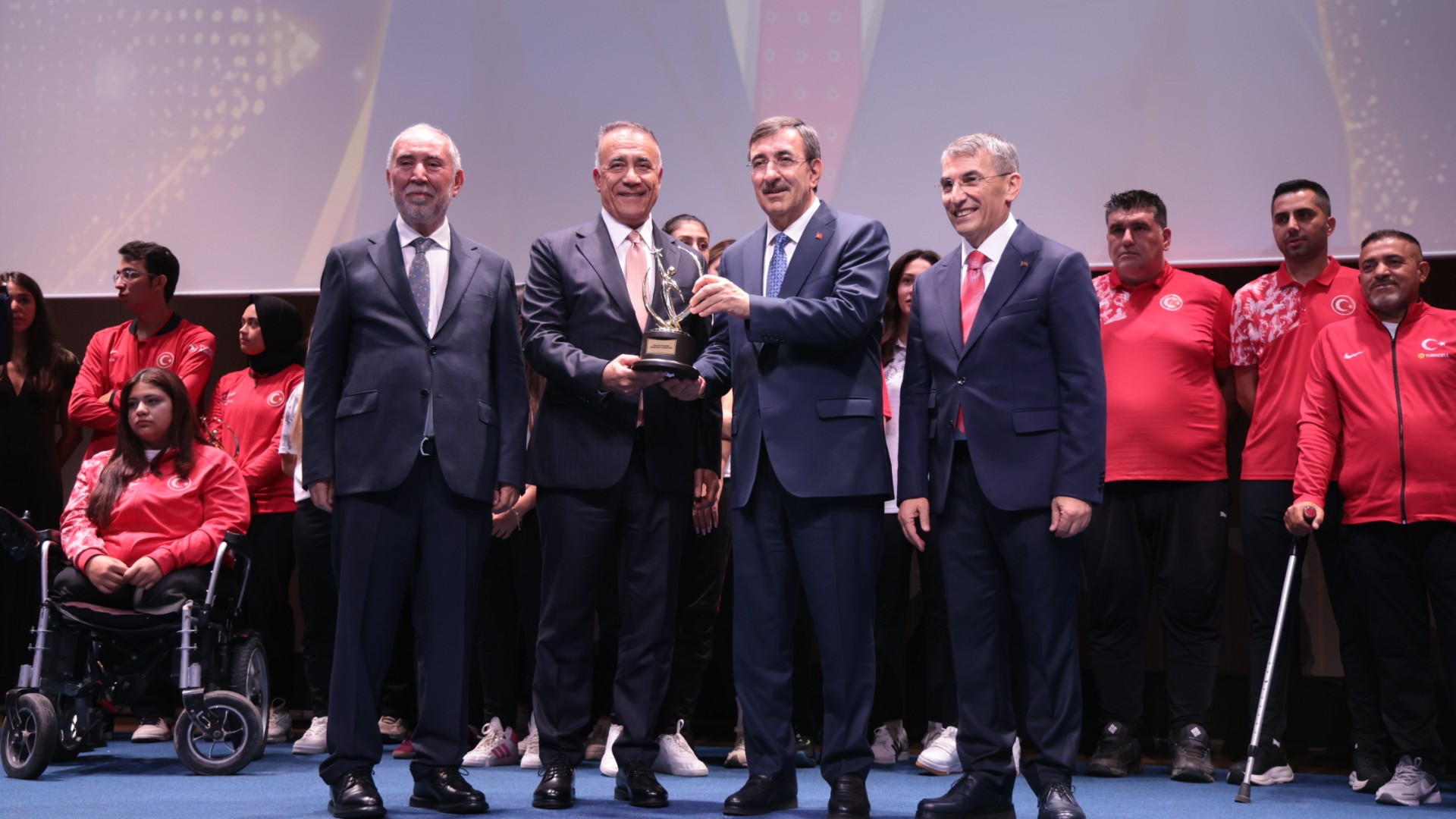 baskan-dursuna-spora-destek-odulu_1790764261_a6a09adebabf62ed3d0a.jpeg