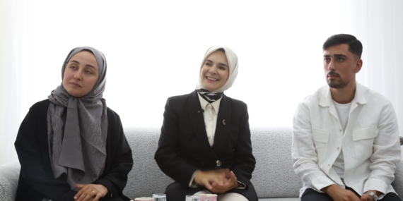 Bakanımız Göktaş, evlilik kredisinden yararlanan yeni evli çiftin ilk misafiri oldu