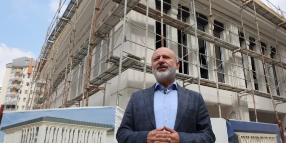 Çolakbayrakdar, Sinan Kütüphanesi’ndeki Çalışmaları İnceledi