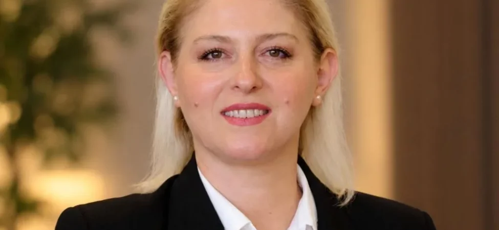 20261009-ozlem-becandan-ak-partiye-gecislere-tepki-sandik-iradesi-korunmali-82771.webp.webp
