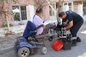 20261012-muglada-engelli-bireylere-yerinde-tekerlekli-sandalye-tamir-destegi-333106.webp.webp