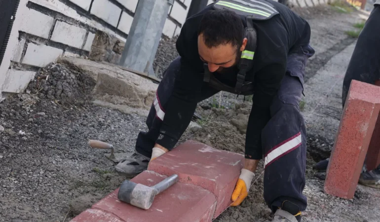 20261015-keciorende-kaldirim-ve-cevre-duzenleme-calismalari-suruyor-289396.webp.webp