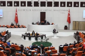 20261015-turk-kizilay-kanunu-teklifi-tbmmde-gorusuldu-muhalefetten-denetim-ve-seffaflik-elestirisi-1.webp