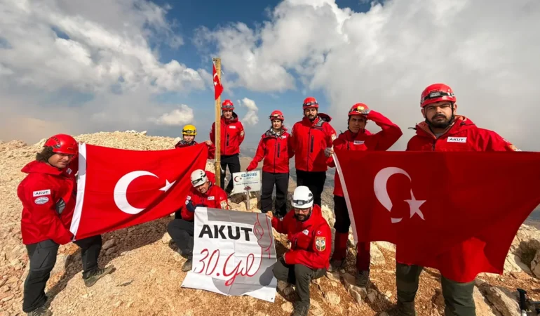 20261022-akuttan-30uncu-yila-ozel-30-yil-30-zirve-projesi-948548.webp.webp