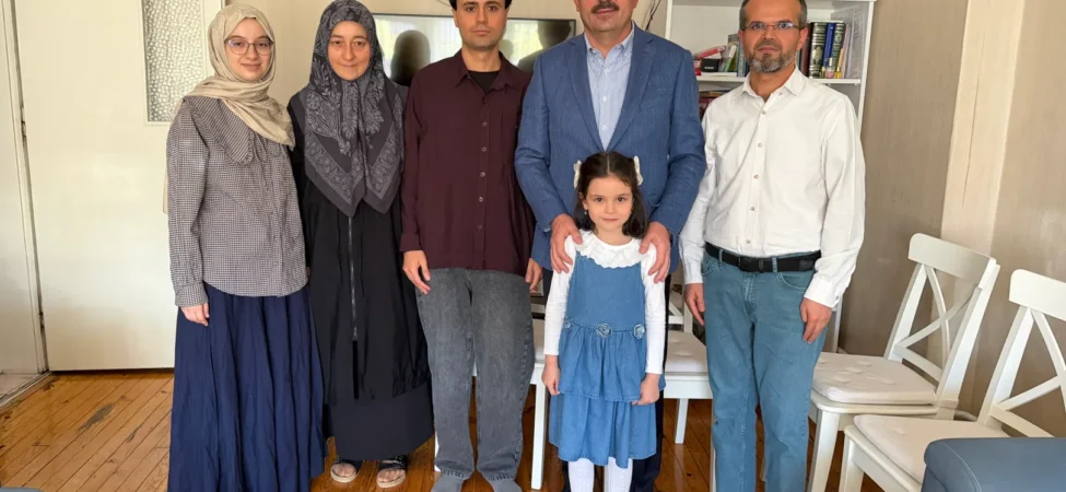 20261026-baskan-altaydan-umre-odullu-yarismanin-kazananina-ziyaret-788452.webp.webp
