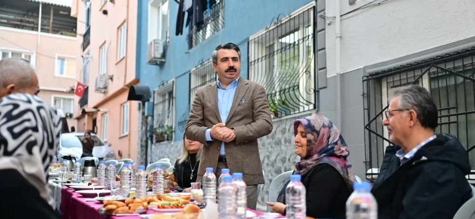 20261026-baskan-oktay-yilmaz-piremir-mahallesinde-vatandaslarla-kahvaltida-bulustu-966106.webp.webp