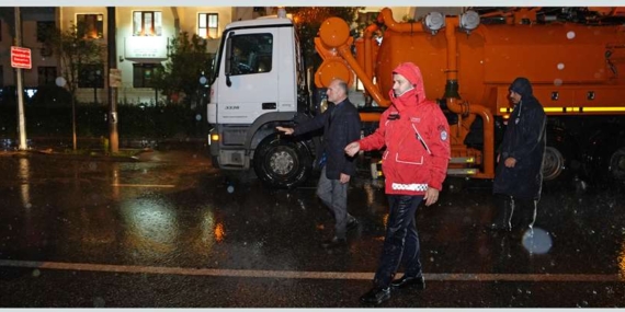 ATAŞEHİR BELEDİYESİ EKİPLERİ YOĞUN YAĞIŞA KARŞI SAHADA