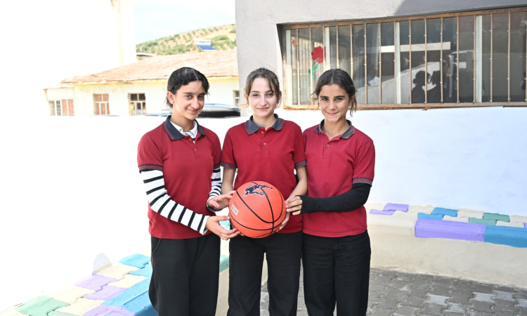 buyuksehir-belediyesi-okullarin-spor-altyapisini-guclendiriyor-3-1791289539-898-x750.jpeg