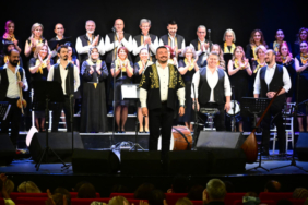 manisalilar-neset-ertas-turkuleriyle-unutulmaz-bir-gece-yasadi-14-1792756866-435-x750.jpeg